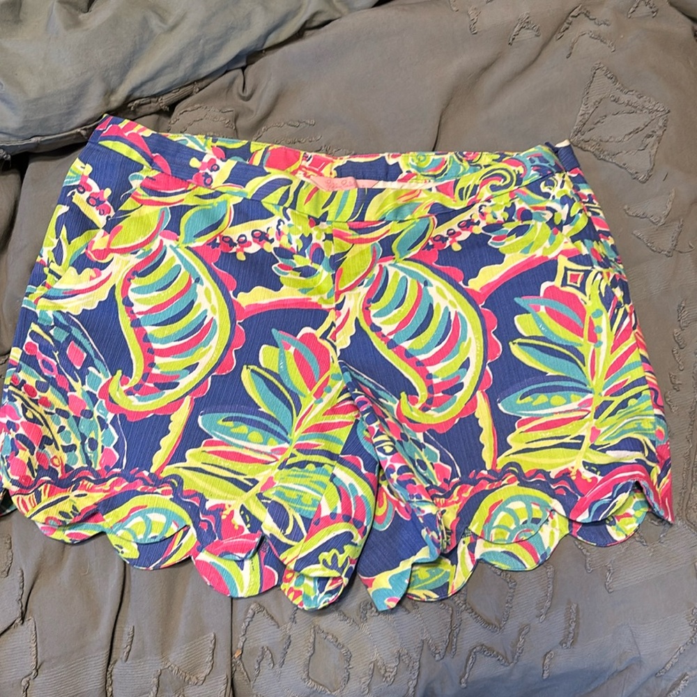 Cute preppy lilly pulitzer scalloped shorts